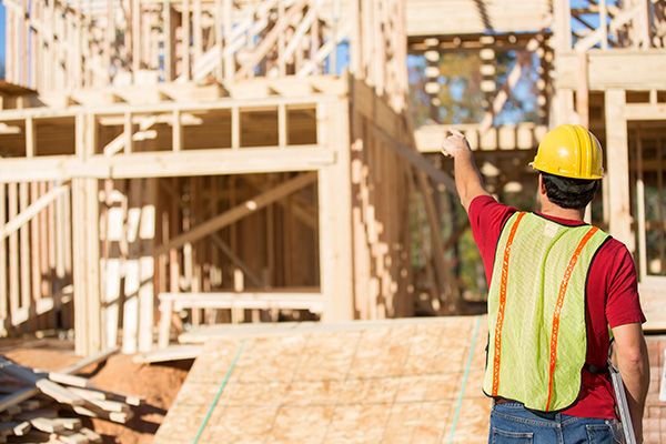 trabajador dando indicaciones en construcción